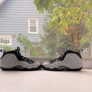 Im selling Nike little foamposite size 6/5 in kids